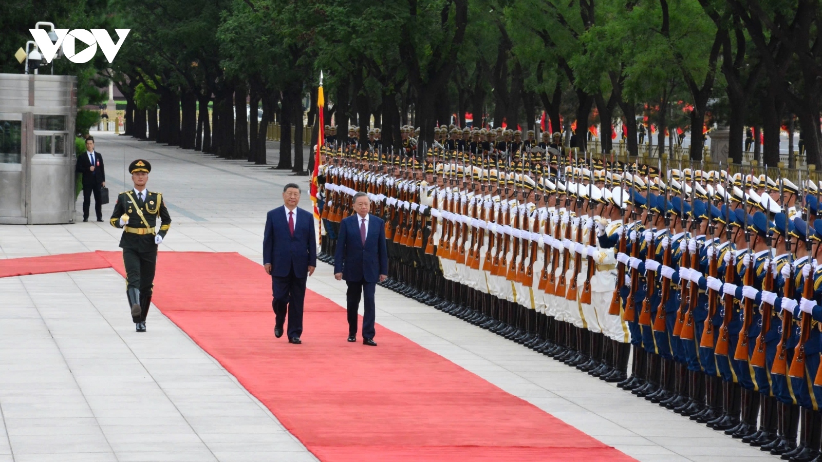 China fires 21-gun salute to welcome Vietnamese leader To Lam on state visit